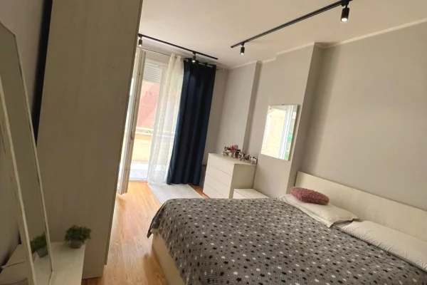 Shtepi me qera Apartament ne Tirane, 2+1, Mobilimi E mobiluar, Pagesa 1,000  Euro.