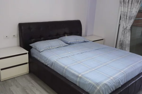 Shtepi me qera Papafingo(kati i catise) ne Tirane, 2+1, Mobilimi E mobiluar, Pagesa 70,000  Leke.