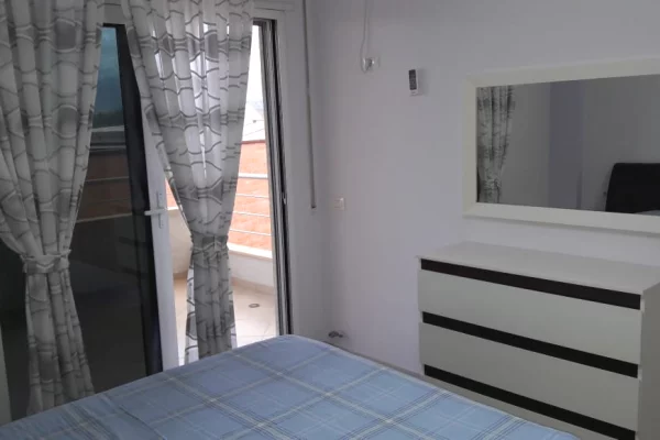 Shtepi me qera Papafingo(kati i catise) ne Tirane, 2+1, Mobilimi E mobiluar, Pagesa 70,000  Leke.