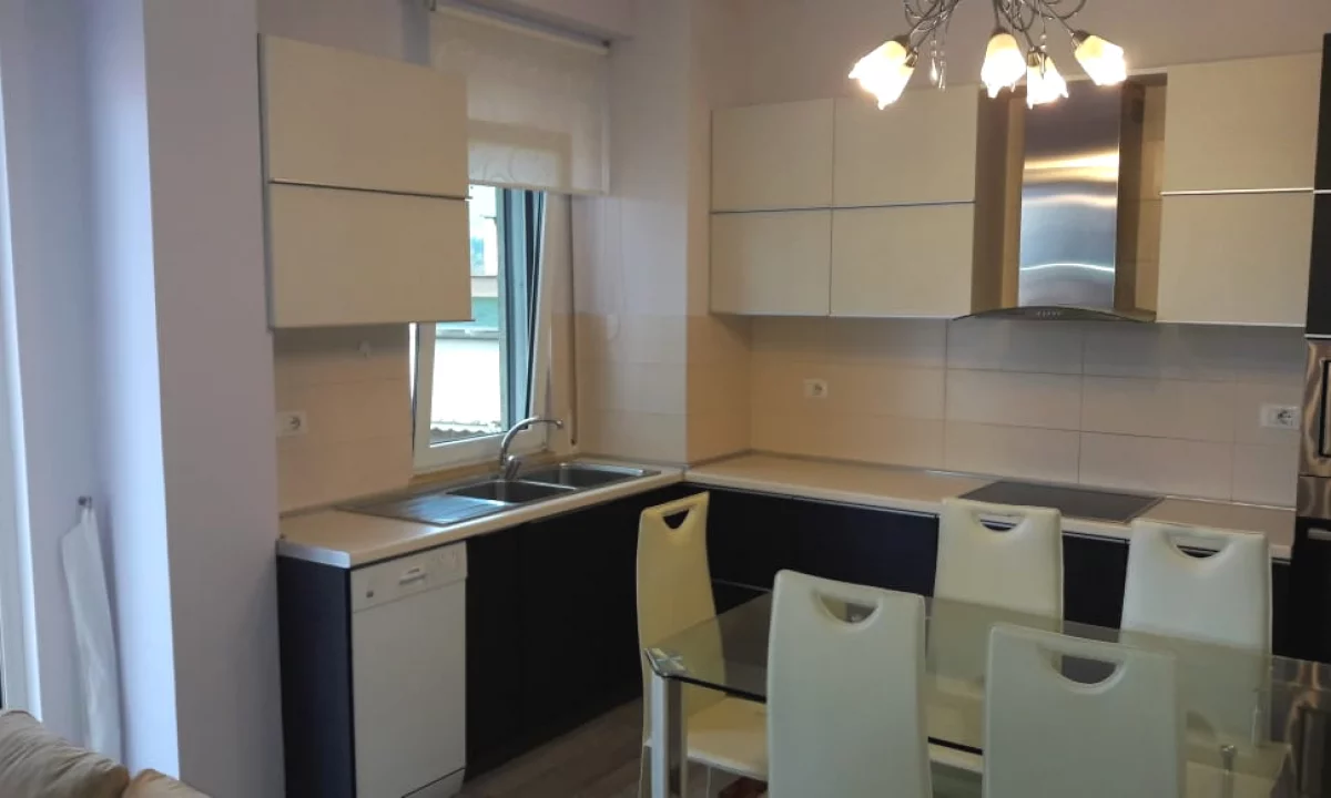 Shtepi me qera Papafingo(kati i catise) ne Tirane, 2+1, Mobilimi E mobiluar, Pagesa 70,000  Leke.