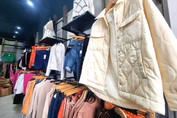 Okazion! SHITEN VESHJE TE REJA ME SHUMICE