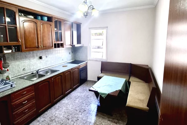 Shtepi me qera Apartament ne Tirane, 2+1, Mobilimi E mobiluar, Pagesa 85,000  Leke.