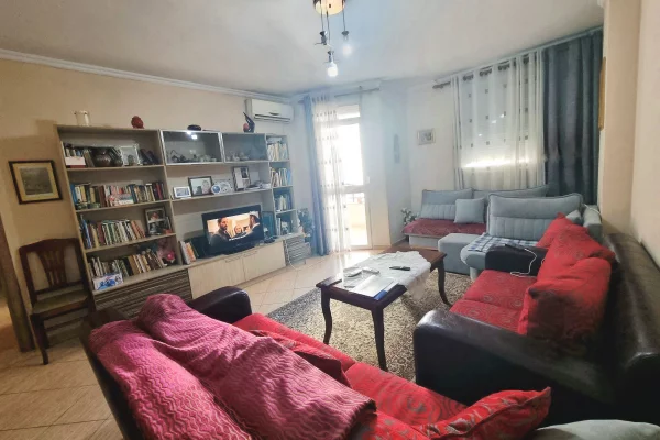Shtepi ne shitje Apartament ne Tirane, 2+1, Mobilimi Pjeserisht e mobiluar, Pagesa 196,000  Euro.