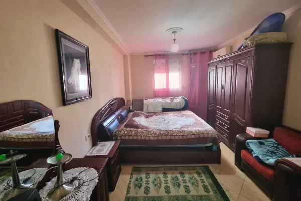 Shtepi ne shitje Apartament ne Tirane, 2+1, Mobilimi Pjeserisht e mobiluar, Pagesa 196,000  Euro.