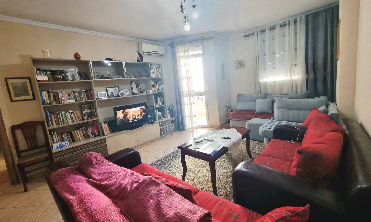 Shtepi ne shitje Apartament ne Tirane, 2+1, Mobilimi Pjeserisht e mobiluar, Pagesa 196,000  Euro.