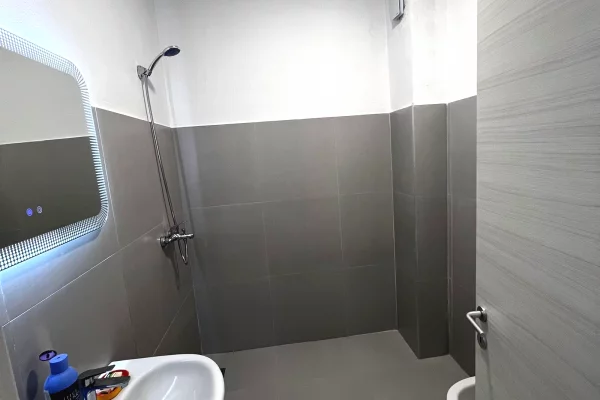 Shtepi me qera Apartament ne Tirane, 2+1, Mobilimi E mobiluar, Pagesa 75,000  Leke.