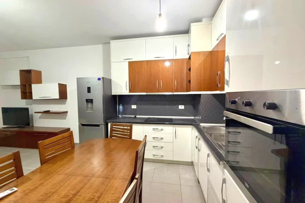 Shtepi me qera Apartament ne Tirane, 2+1, Mobilimi E mobiluar, Pagesa 550  Euro.