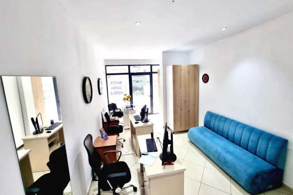 Ambient biznesi me qera 3+1 ne Tirane - 30,000 Leke