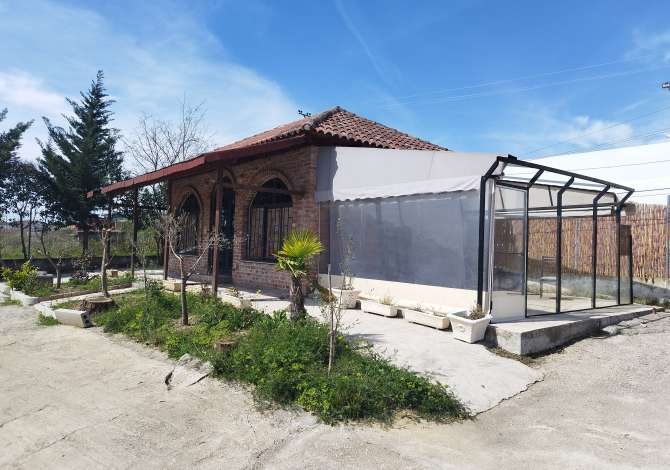 Ambient biznesi me qera 2+1 ne Tirane - 700 Euro