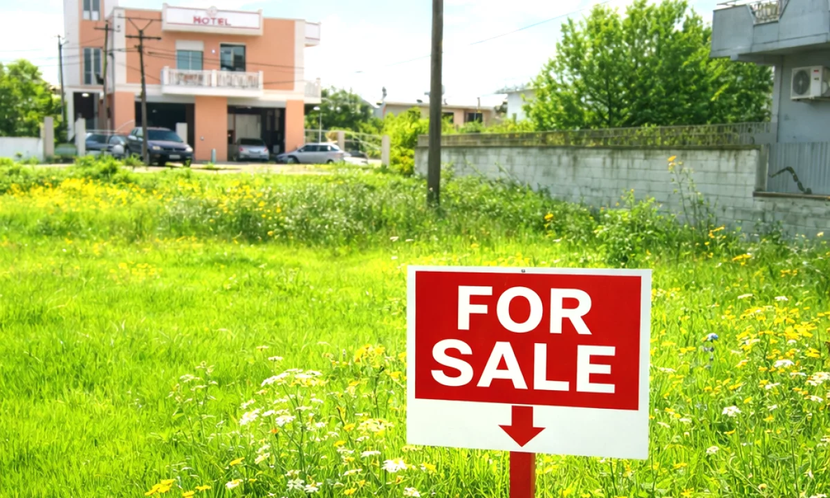 Shitet toke truall, 1600 m2 – Rruga Durres-Shijak, Xhafzotaj