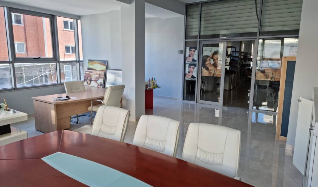 Ambient komercial per qira,prane ATSH.