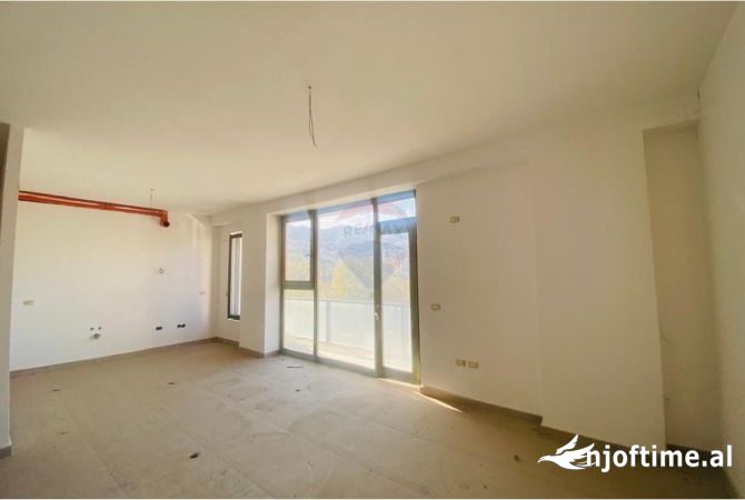 Shtepi ne shitje Apartament ne Tirane, 3+1, Mobilimi Bosh, pa mobiluar, Pagesa 195,000  Euro.