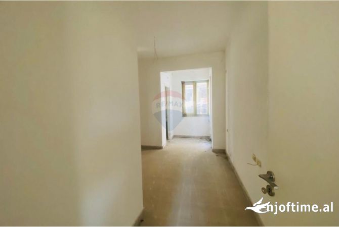 Shtepi ne shitje Apartament ne Tirane, 2+1, Mobilimi Bosh, pa mobiluar, Pagesa 175,000  Euro.