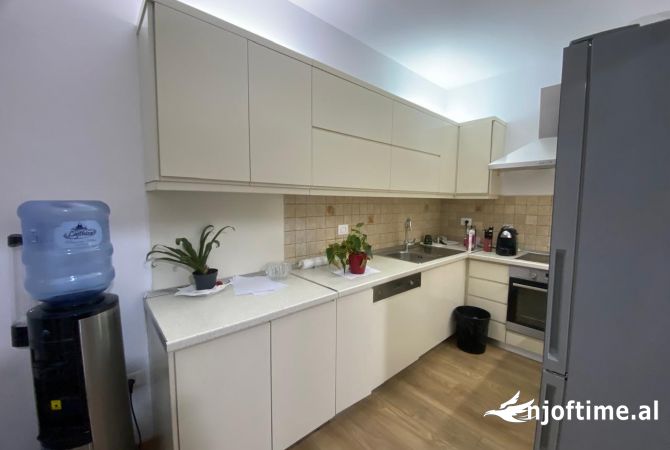 Ambient per zyra me qira, perballe Air Albania!