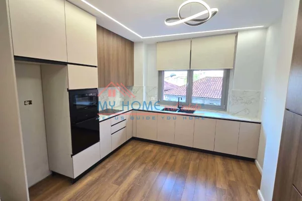 Shtepi ne shitje Apartament ne Tirane, 2+1, Mobilimi E mobiluar, Pagesa 239,000  Euro.