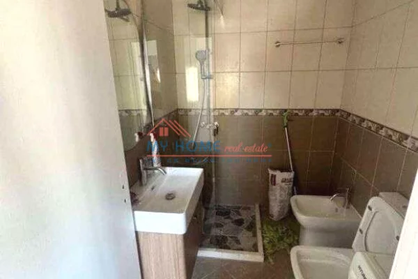 Shtepi ne shitje Apartament ne Tirane, 1+1, Mobilimi E mobiluar, Pagesa 153,000  Euro.