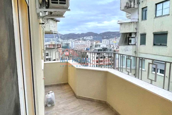Zyre me qera tek Ish Ekspozita Tirane