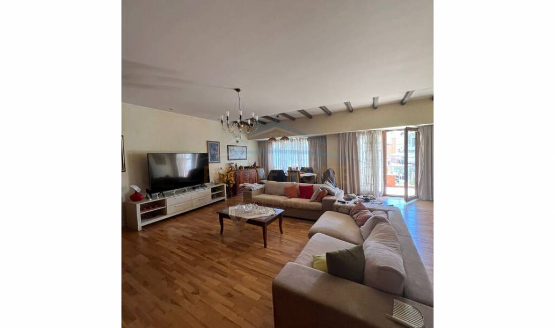 Shtepi ne shitje Papafingo(kati i catise) ne Tirane, 3+1, Mobilimi E mobiluar, Pagesa 550,000  Euro.