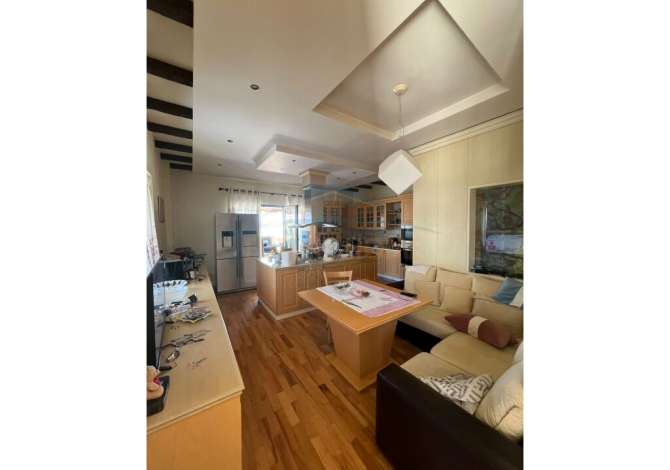 Shtepi ne shitje Papafingo(kati i catise) ne Tirane, 3+1, Mobilimi E mobiluar, Pagesa 550,000  Euro.