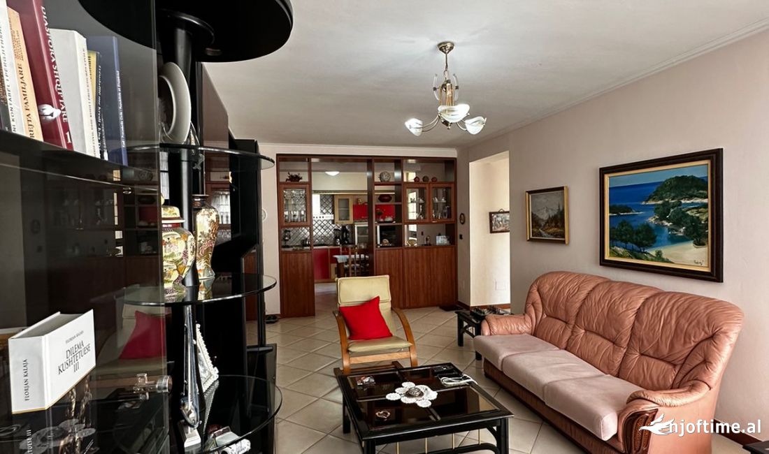 Shtepi ne shitje Apartament ne Tirane, 3+1, Mobilimi E mobiluar, Pagesa 330,000  Euro.