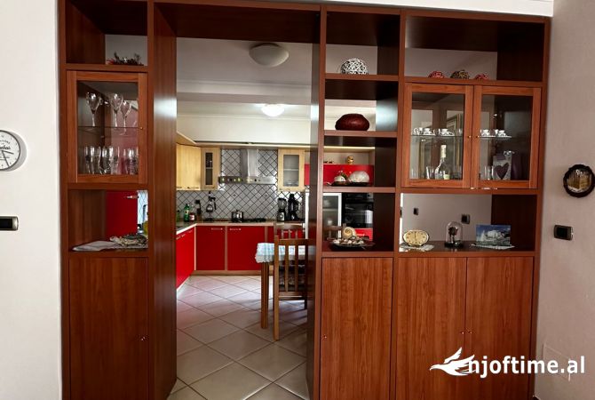 Shtepi ne shitje Apartament ne Tirane, 3+1, Mobilimi E mobiluar, Pagesa 330,000  Euro.