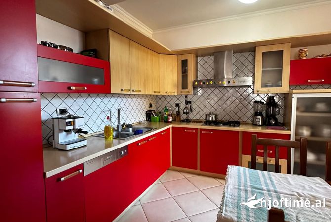Shtepi ne shitje Apartament ne Tirane, 3+1, Mobilimi E mobiluar, Pagesa 330,000  Euro.