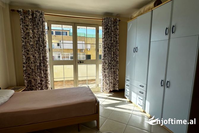 Shtepi ne shitje Apartament ne Tirane, 3+1, Mobilimi E mobiluar, Pagesa 330,000  Euro.