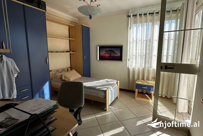 Shtepi ne shitje Apartament ne Tirane, 3+1, Mobilimi E mobiluar, Pagesa 330,000  Euro.