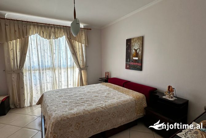Shtepi ne shitje Apartament ne Tirane, 3+1, Mobilimi E mobiluar, Pagesa 330,000  Euro.