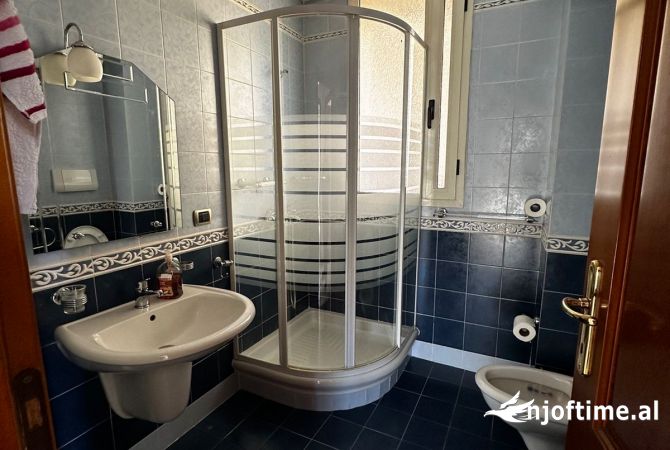 Shtepi ne shitje Apartament ne Tirane, 3+1, Mobilimi E mobiluar, Pagesa 330,000  Euro.