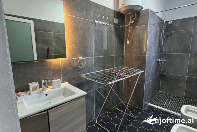 Shtepi ne shitje Apartament ne Durres, 2+1, Mobilimi E mobiluar, Pagesa 160,500  Euro.