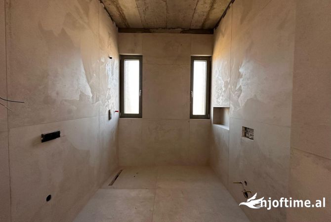 Shtepi ne shitje Apartament ne Tirane, 2+1, Mobilimi Bosh, pa mobiluar, Pagesa 377,000  Euro.