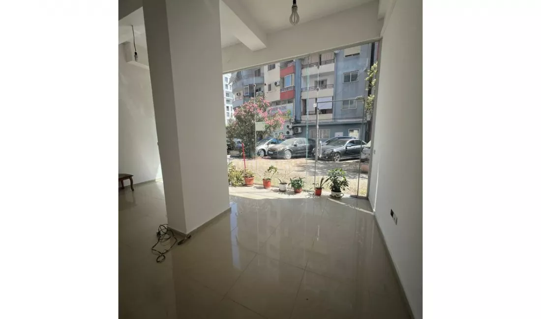 Qira, Ambient, Unaza e Re, Tirane