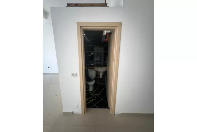 Qira, Ambient, Unaza e Re, Tirane