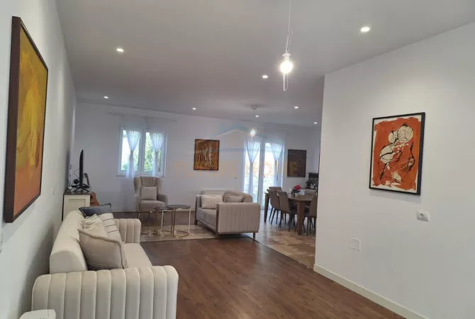 Shtepi ne shitje Apartament ne Tirane, 4+1, Mobilimi E mobiluar, Pagesa 650,000  Euro.