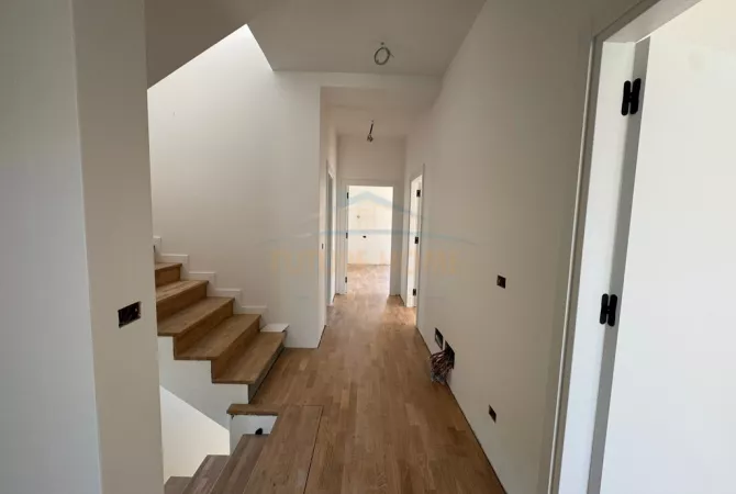 Shtepi ne shitje Vila Luksoze ne Tirane, 3+1, Mobilimi Bosh, pa mobiluar, Pagesa 591,000  Euro.