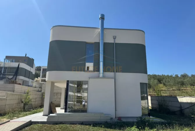 Shtepi ne shitje Vila Luksoze ne Tirane, 3+1, Mobilimi Bosh, pa mobiluar, Pagesa 591,000  Euro.