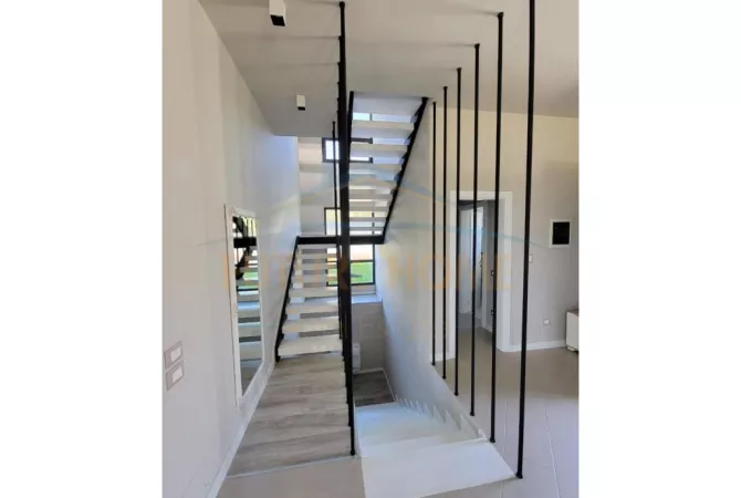 Shtepi ne shitje Vila Luksoze ne Tirane, 4+1, Mobilimi Pjeserisht e mobiluar, Pagesa 800,000  Euro.