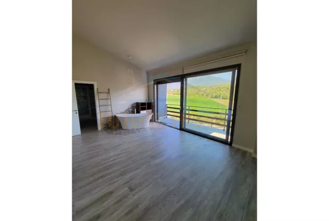 Shtepi ne shitje Vila Luksoze ne Tirane, 4+1, Mobilimi Pjeserisht e mobiluar, Pagesa 800,000  Euro.