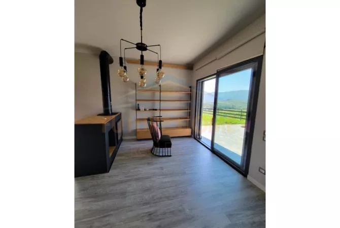 Shtepi ne shitje Vila Luksoze ne Tirane, 4+1, Mobilimi Pjeserisht e mobiluar, Pagesa 800,000  Euro.