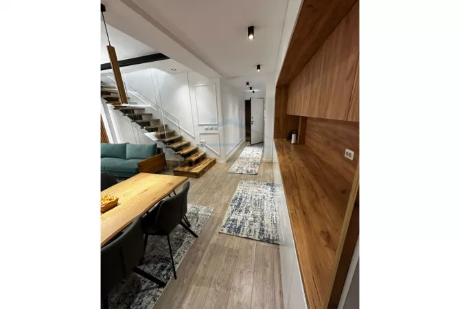 Shtepi ne shitje Duplex(shtepi me 2 kate) ne Tirane, 2+1, Mobilimi Pjeserisht e mobiluar, Pagesa 227,000  Euro.