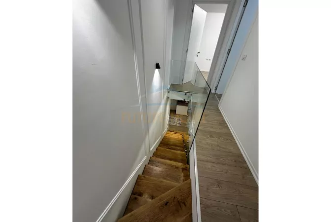 Shtepi ne shitje Duplex(shtepi me 2 kate) ne Tirane, 2+1, Mobilimi Pjeserisht e mobiluar, Pagesa 227,000  Euro.