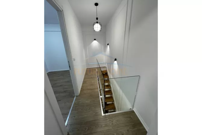 Shtepi ne shitje Duplex(shtepi me 2 kate) ne Tirane, 2+1, Mobilimi Pjeserisht e mobiluar, Pagesa 227,000  Euro.