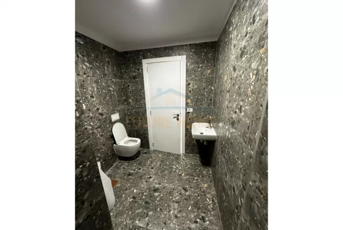 Shtepi ne shitje Duplex(shtepi me 2 kate) ne Tirane, 2+1, Mobilimi Pjeserisht e mobiluar, Pagesa 227,000  Euro.