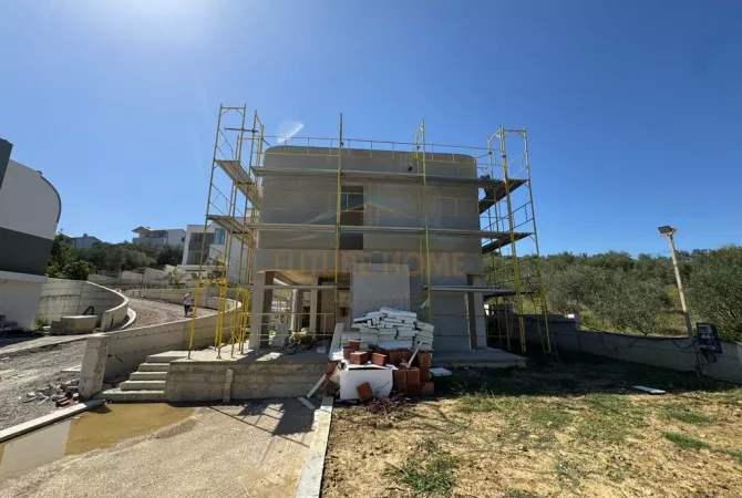 Shtepi ne shitje Vila Luksoze ne Tirane, 4+1, Mobilimi Bosh, pa mobiluar, Pagesa 59,200  Euro.