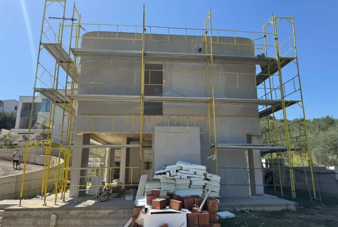 Shtepi ne shitje Vila Luksoze ne Tirane, 4+1, Mobilimi Bosh, pa mobiluar, Pagesa 59,200  Euro.