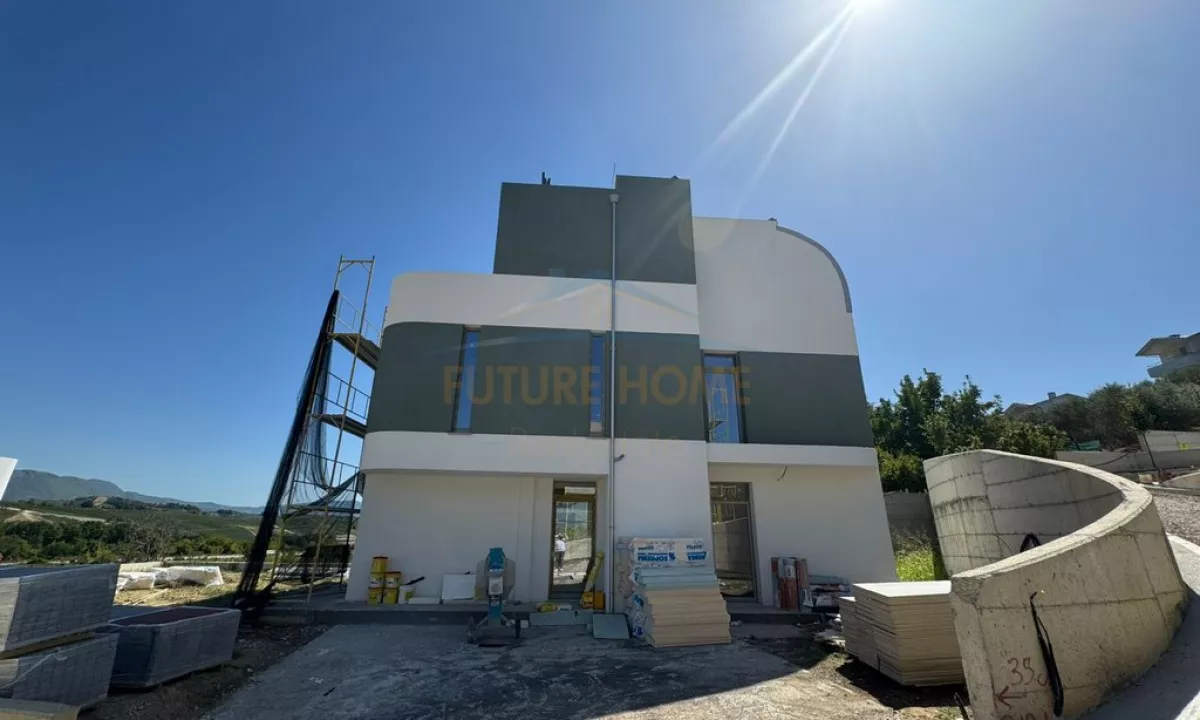 Villa di lusso in vendita a Tirana 4+1, Vuoto