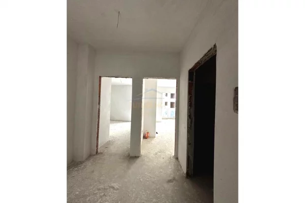 Shtepi ne shitje Apartament ne Tirane, 1+1, Mobilimi Bosh, pa mobiluar, Pagesa 80,000  Euro.