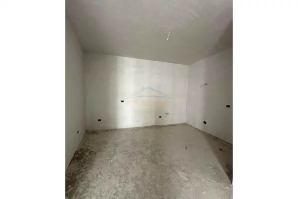 Shtepi ne shitje Apartament ne Tirane, 1+1, Mobilimi Bosh, pa mobiluar, Pagesa 80,000  Euro.