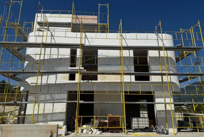 Luxury villas for sale in Tirana 4+1, Emty